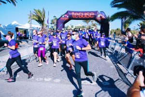 Lee más sobre el artículo Más de 350 personas dejaron su huella en Costa Teguise en pro de la eliminación de la violencia de género