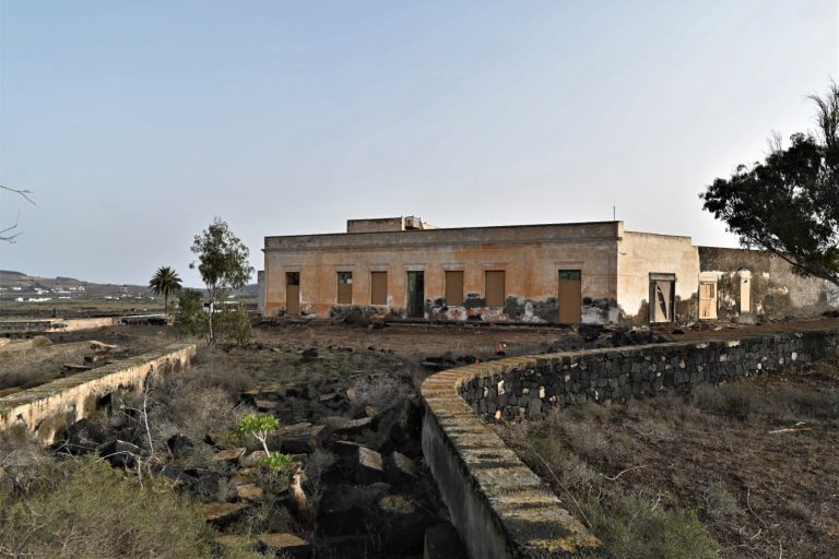 Lee más sobre el artículo El Ayuntamiento de San Bartolomé otorga licencia para la conservación  restauración, consolidación, acondicionamiento y cambio de uso de la Casa Carrasco