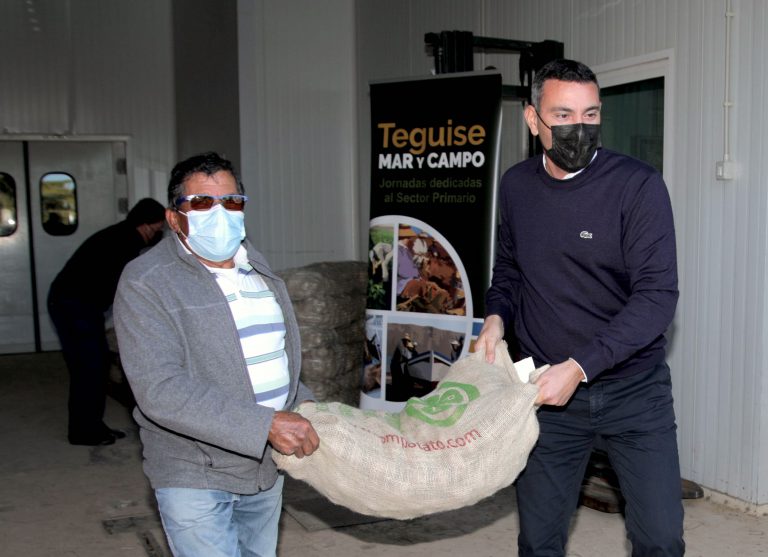 Lee más sobre el artículo Teguise entrega semillas de papas a los agricultores del municipio