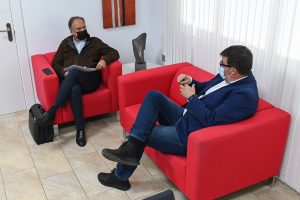 Lee más sobre el artículo Isidro Pérez recibe al Senador por Lanzarote Manuel Fajardo para abordar temas importantes para el municipio