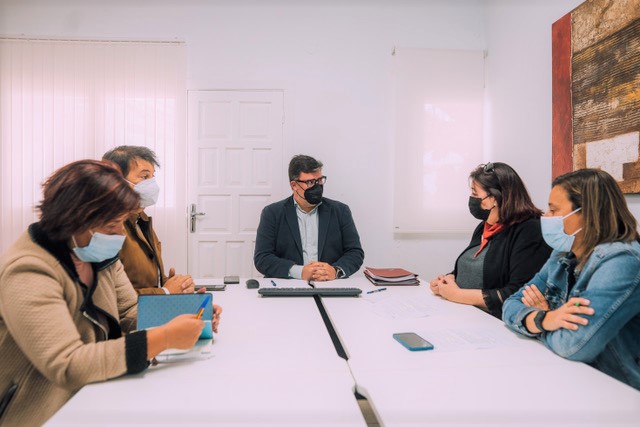 Lee más sobre el artículo El alcalde de San Bartolomé y la consejera de Educación acuerdan impulsar la construcción del nuevo CEIP El Quintero