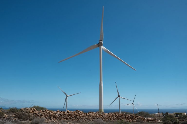 Lee más sobre el artículo Transición Ecológica aprueba 41 proyectos de eólica y fotovoltaica de las convocatorias EOLCAN y SOLCAN