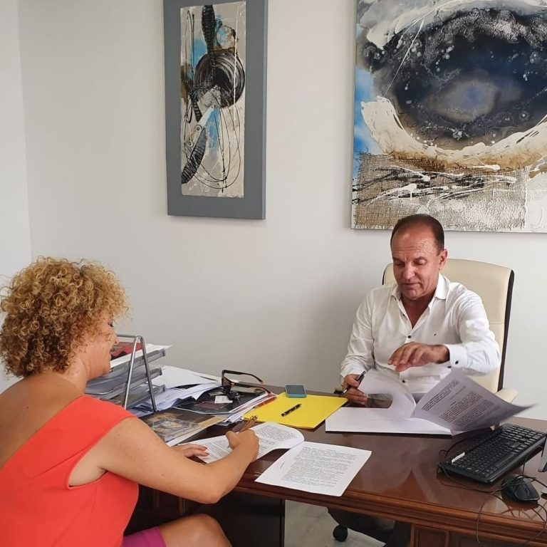 Lee más sobre el artículo Tinajo y ADEPSI firman un convenio a favor de las personas con discapacidad del municipio y su familias