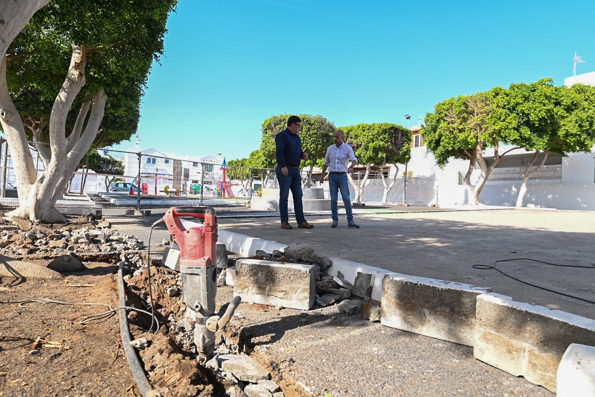 En este momento estás viendo San Bartolomé renueva sus parques infantiles con un plan integral de mejora y modernización que incluye la incorporación de zonas de sombra
