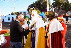 Lee más sobre el artículo Oswaldo Betancort entrega las llaves de Teguise a los Reyes Magos de Oriente