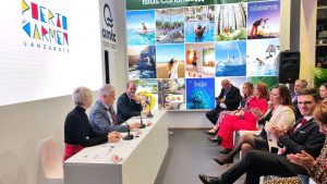 Lee más sobre el artículo Puerto del Carmen se muestra en Fitur con una presentación de gestión en el stand de la Amtc