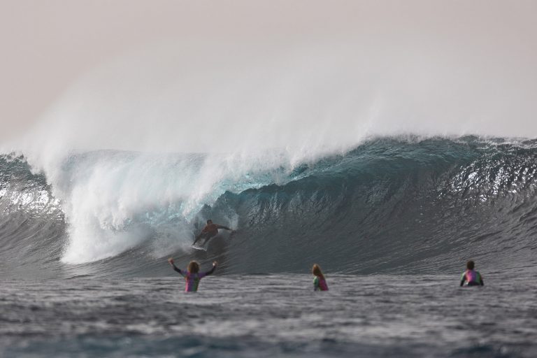 Lee más sobre el artículo Acción, espectáculo y emoción en el primer día del ‘Billabong Quemao Class’