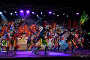 Lee más sobre el artículo Costa Teguise acogió su Gala de Carnaval al son de la batucada Merecumbé y la comparsa Los Cumbacheros