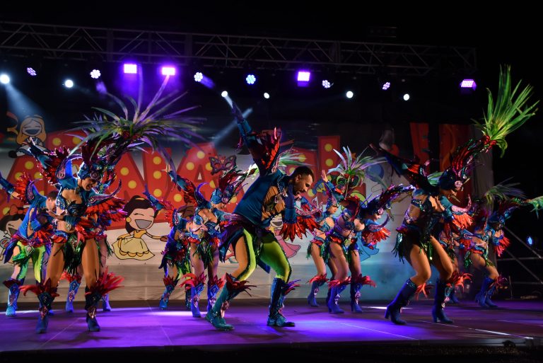 Lee más sobre el artículo Costa Teguise acogió su Gala de Carnaval al son de la batucada Merecumbé y la comparsa Los Cumbacheros