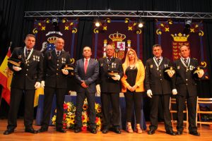 Lee más sobre el artículo Tinajo condecora a los policías con más años velando por el municipio