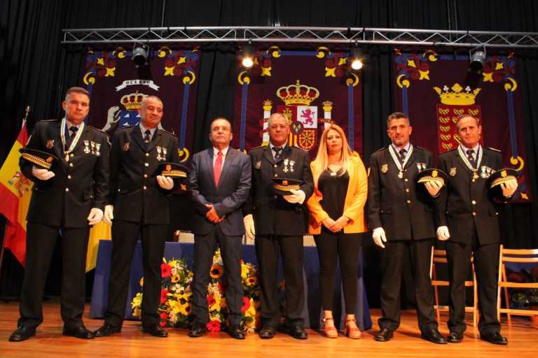 Lee más sobre el artículo Tinajo condecora a los policías con más años velando por el municipio